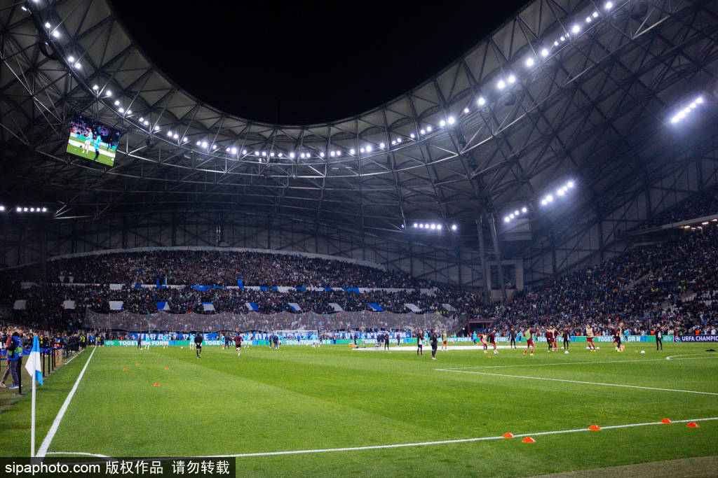 开场2分钟伤退！弗林蓬拉伤无法坚持，远藤航替补登场，利物浦能否逆转卡拉巴赫？